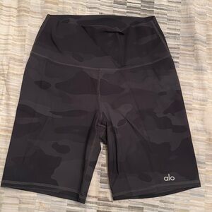 Alo yoga camo biker shorts size s